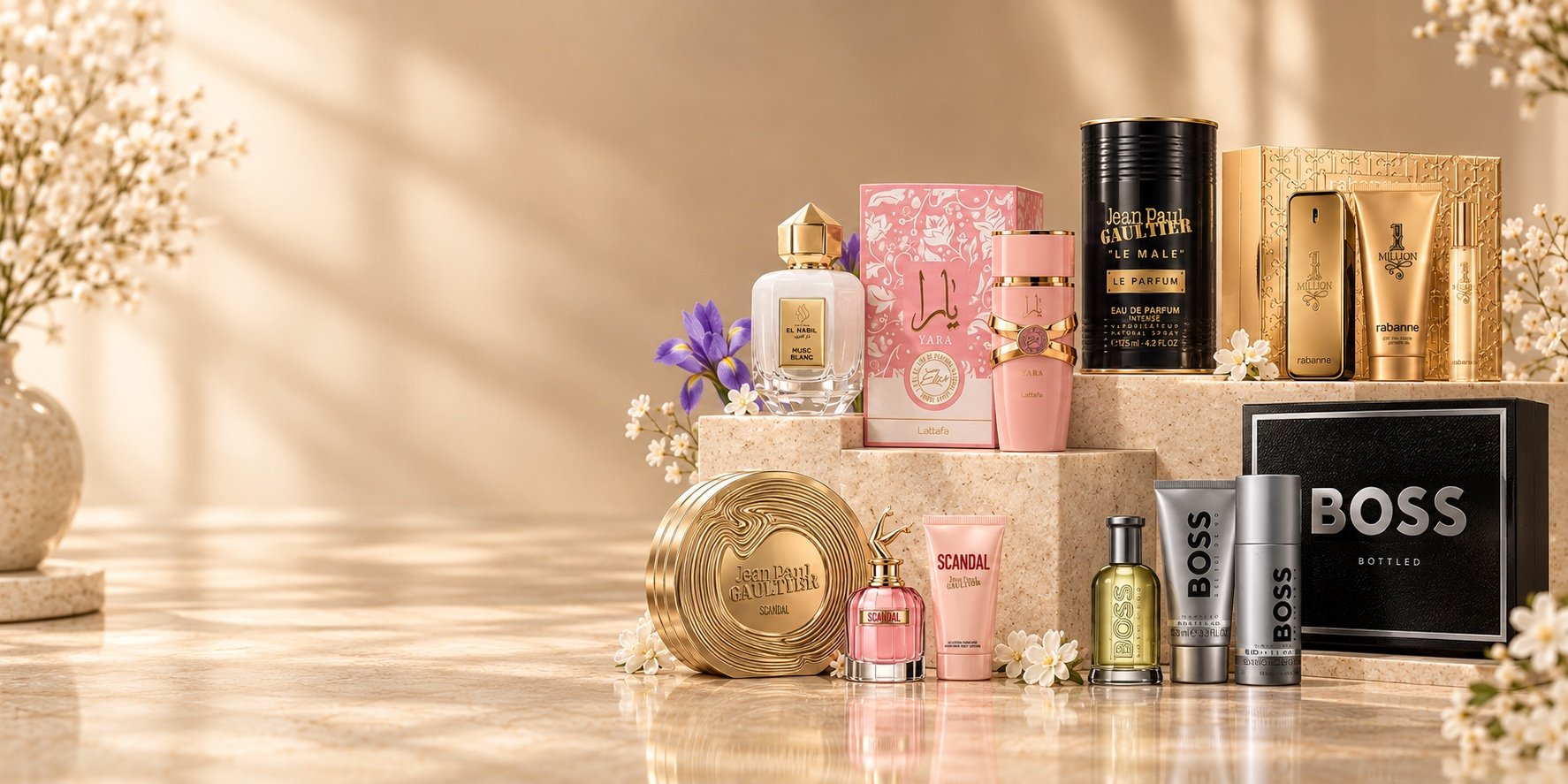 Sélection de parfums et coffrets posés sur des socles en pierre claire, lumière chaude du matin
